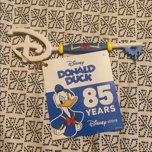 Donald Duck 85th Years Disney Store Key